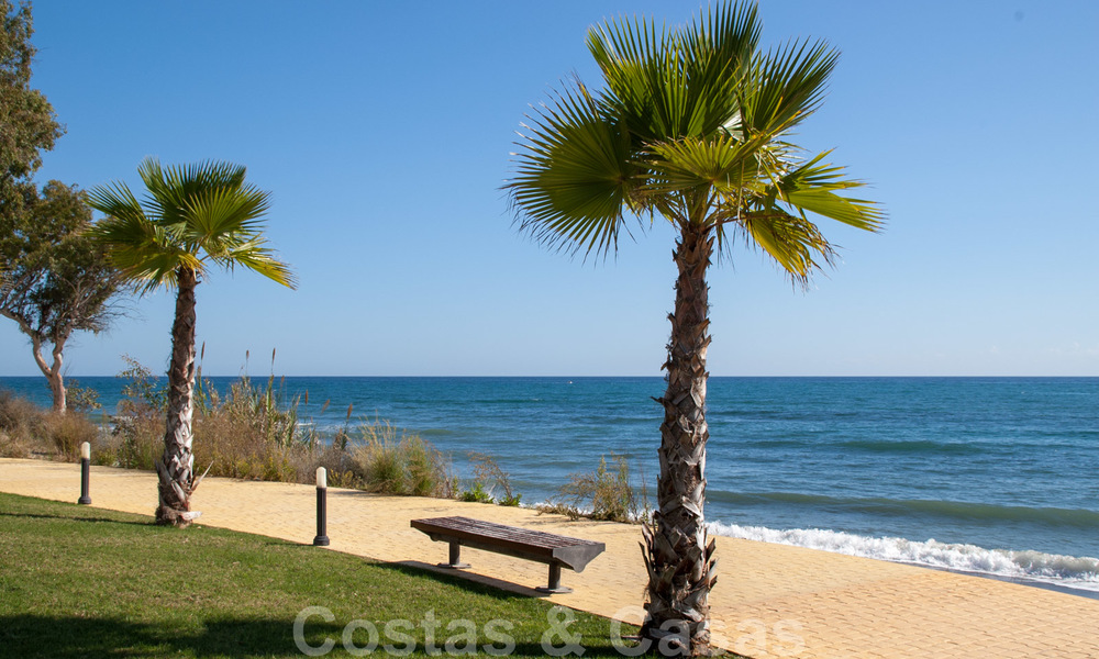 Moderno apartamento con vistas al mar en venta, en un complejo de playa en primera línea, entre Marbella y Estepona 25745