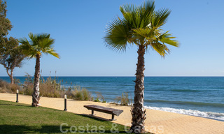 Moderno apartamento con vistas al mar en venta, en un complejo de playa en primera línea, entre Marbella y Estepona 25745 