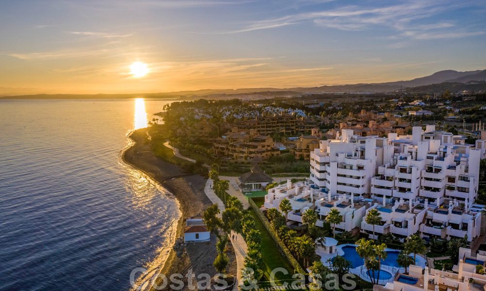 Moderno apartamento con vistas al mar en venta, en un complejo de playa en primera línea, entre Marbella y Estepona 25747