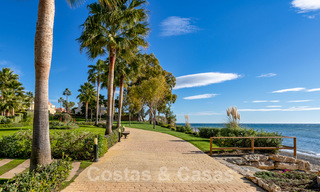 Moderno apartamento con vistas al mar en venta, en un complejo de playa en primera línea, entre Marbella y Estepona 25749 