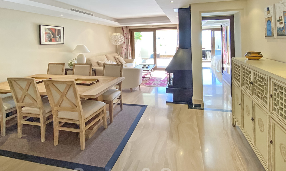 Moderno ático en venta, en un complejo de playa en primera línea, con piscina privada y vistas al mar, entre Marbella y Estepona 25758