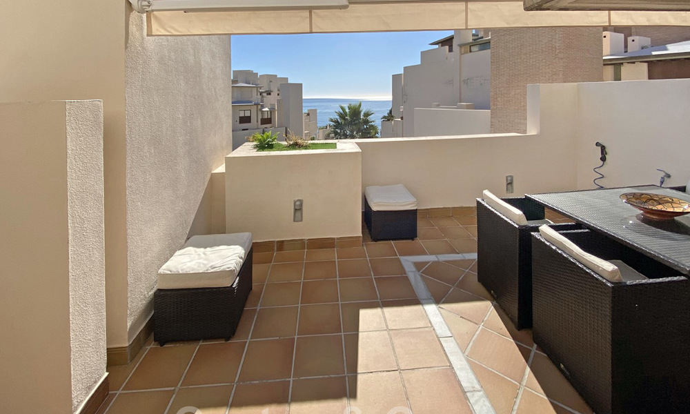 Moderno ático en venta, en un complejo de playa en primera línea, con piscina privada y vistas al mar, entre Marbella y Estepona 25762