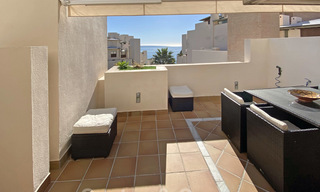 Moderno ático en venta, en un complejo de playa en primera línea, con piscina privada y vistas al mar, entre Marbella y Estepona 25762 
