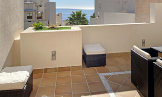 Moderno ático en venta, en un complejo de playa en primera línea, con piscina privada y vistas al mar, entre Marbella y Estepona 25763 
