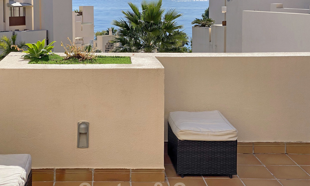 Moderno ático en venta, en un complejo de playa en primera línea, con piscina privada y vistas al mar, entre Marbella y Estepona 25765