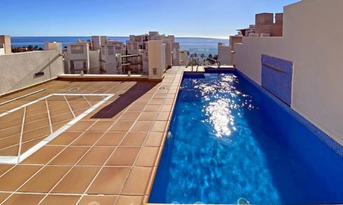 Moderno ático en venta, en un complejo de playa en primera línea, con piscina privada y vistas al mar, entre Marbella y Estepona 25768