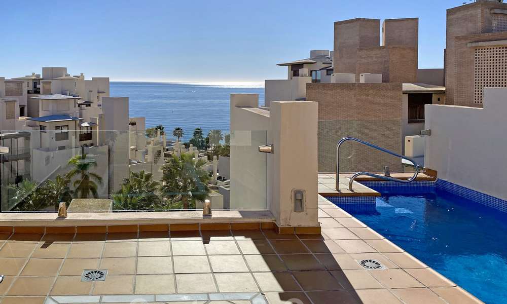 Moderno ático en venta, en un complejo de playa en primera línea, con piscina privada y vistas al mar, entre Marbella y Estepona 25769