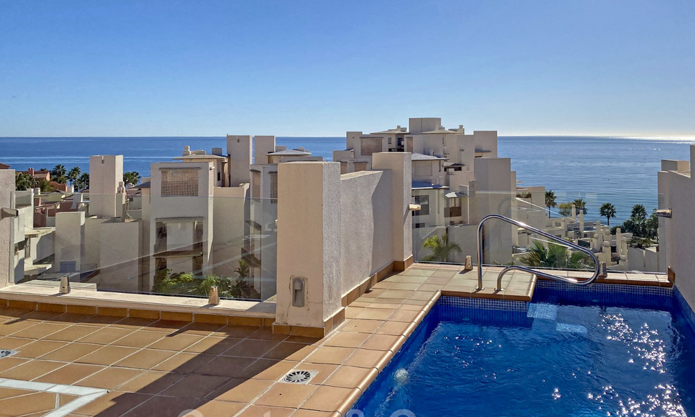 Moderno ático en venta, en un complejo de playa en primera línea, con piscina privada y vistas al mar, entre Marbella y Estepona 25770