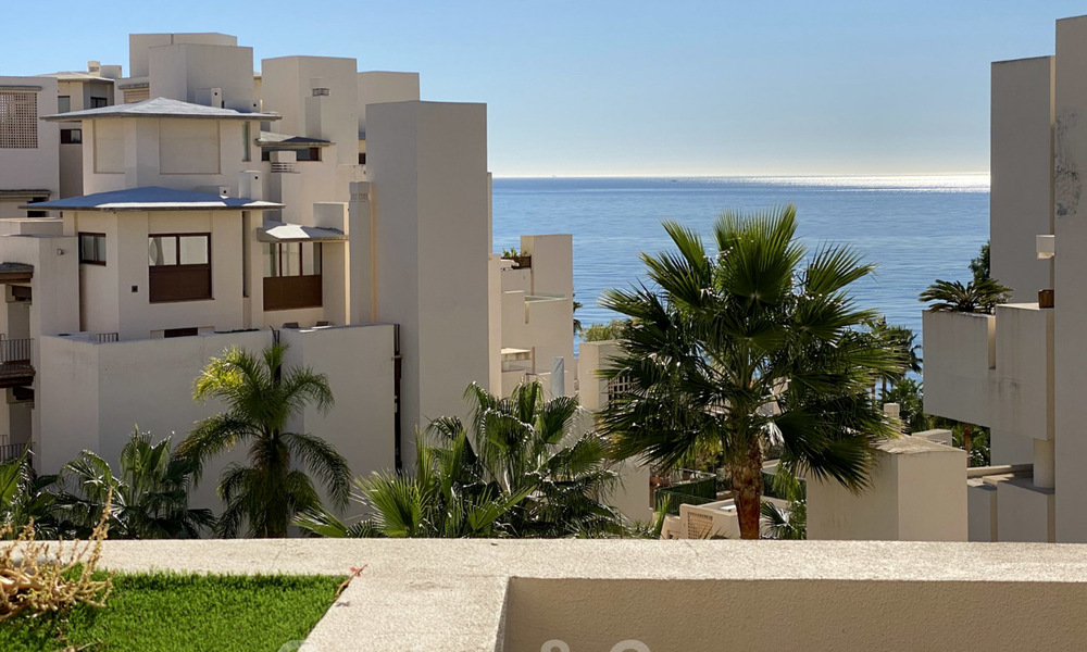 Moderno ático en venta, en un complejo de playa en primera línea, con piscina privada y vistas al mar, entre Marbella y Estepona 25773