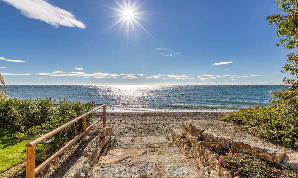 Moderno ático en venta, en un complejo de playa en primera línea, con piscina privada y vistas al mar, entre Marbella y Estepona 25781