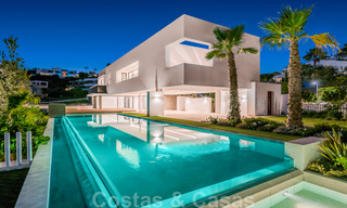 Villa de lujo ultramoderna, lista para entrar a vivir, en venta con vistas al mar en Marbella - Benahavis 35663 