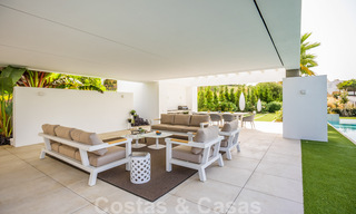 Villa de lujo ultramoderna, lista para entrar a vivir, en venta con vistas al mar en Marbella - Benahavis 35677 