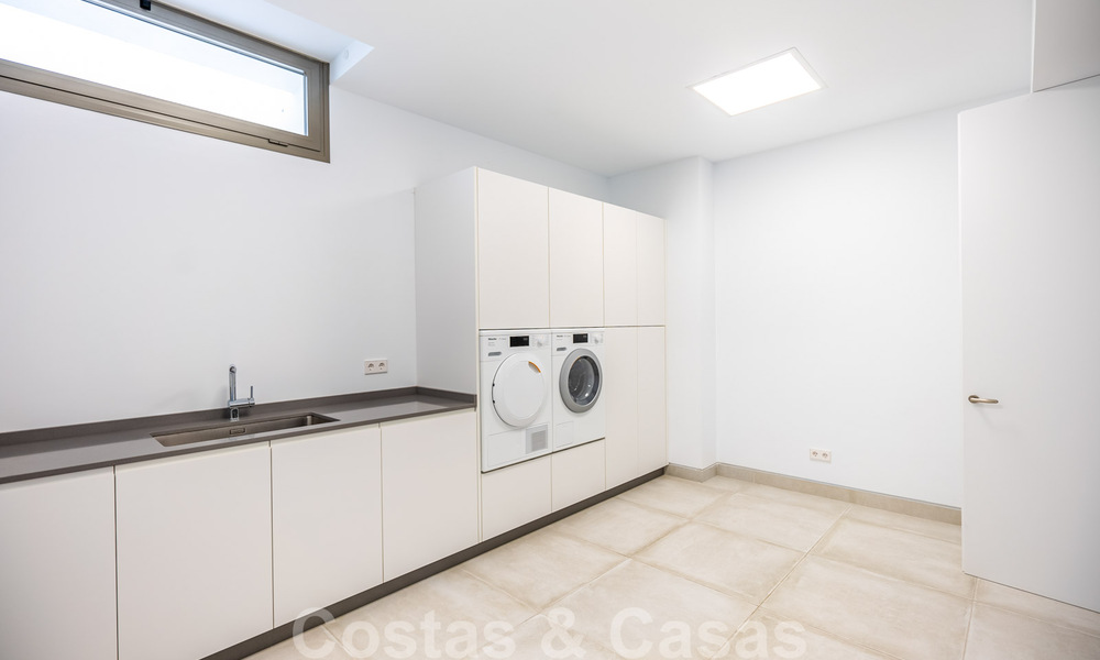 Villa de lujo ultramoderna, lista para entrar a vivir, en venta con vistas al mar en Marbella - Benahavis 35682