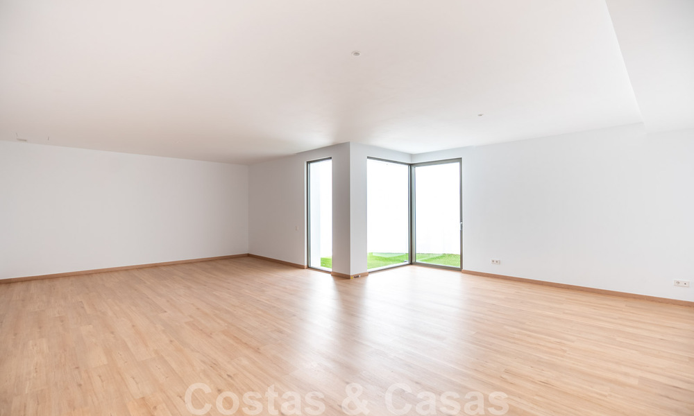 Villa de lujo ultramoderna, lista para entrar a vivir, en venta con vistas al mar en Marbella - Benahavis 35683