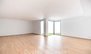 Villa de lujo ultramoderna, lista para entrar a vivir, en venta con vistas al mar en Marbella - Benahavis 35683 