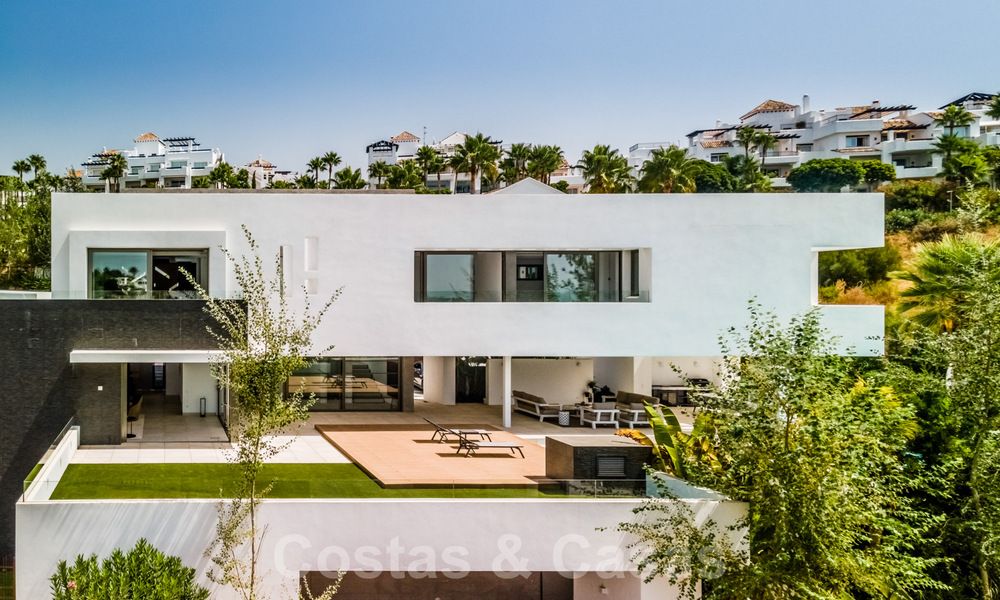 Villa de lujo ultramoderna, lista para entrar a vivir, en venta con vistas al mar en Marbella - Benahavis 35691