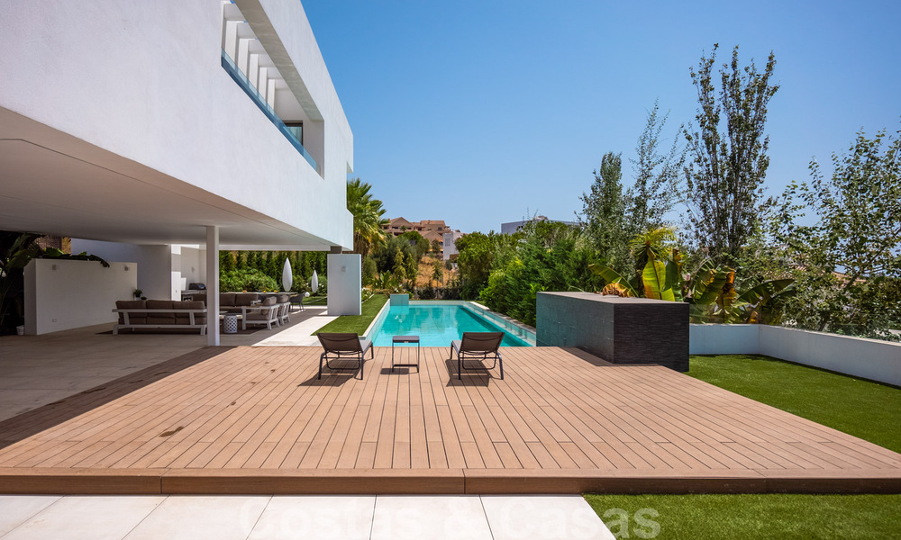 Villa de lujo ultramoderna, lista para entrar a vivir, en venta con vistas al mar en Marbella - Benahavis 35696