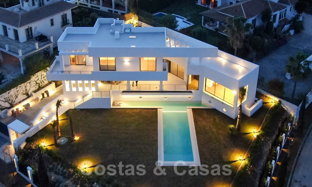 Moderna villa con vistas al mar en venta en Los Flamingos Golf en Marbella - Benahavis. Precio reducido. 25999
