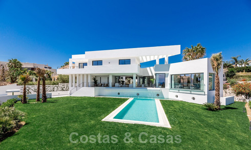 Moderna villa con vistas al mar en venta en Los Flamingos Golf en Marbella - Benahavis. Precio reducido. 26000