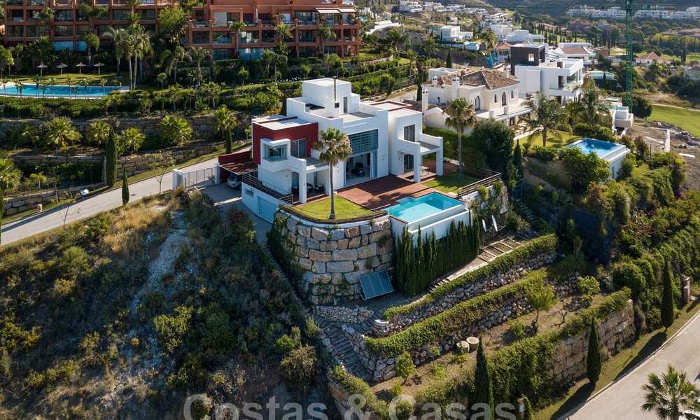 Moderna villa con vistas panorámicas al golf y al mar en venta en Los Flamingos Golf en Marbella - Benahavis 26014
