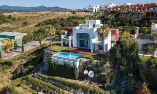 Moderna villa con vistas panorámicas al golf y al mar en venta en Los Flamingos Golf en Marbella - Benahavis 26016 