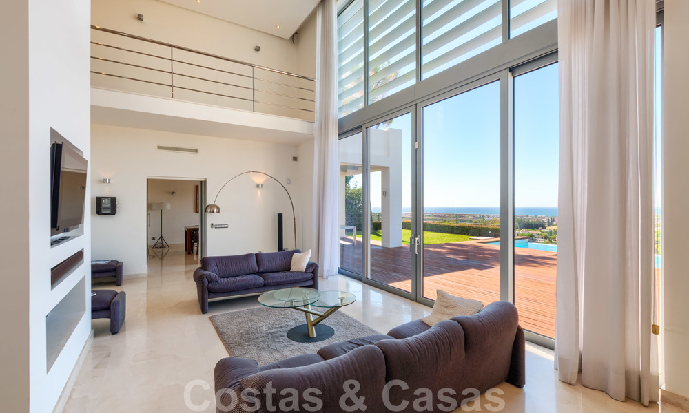 Moderna villa con vistas panorámicas al golf y al mar en venta en Los Flamingos Golf en Marbella - Benahavis 26019