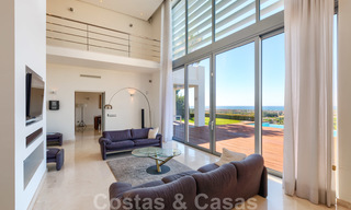 Moderna villa con vistas panorámicas al golf y al mar en venta en Los Flamingos Golf en Marbella - Benahavis 26019 