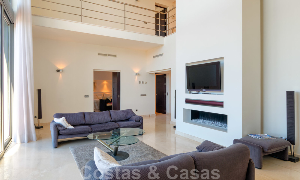 Moderna villa con vistas panorámicas al golf y al mar en venta en Los Flamingos Golf en Marbella - Benahavis 26020