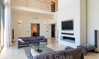 Moderna villa con vistas panorámicas al golf y al mar en venta en Los Flamingos Golf en Marbella - Benahavis 26020 