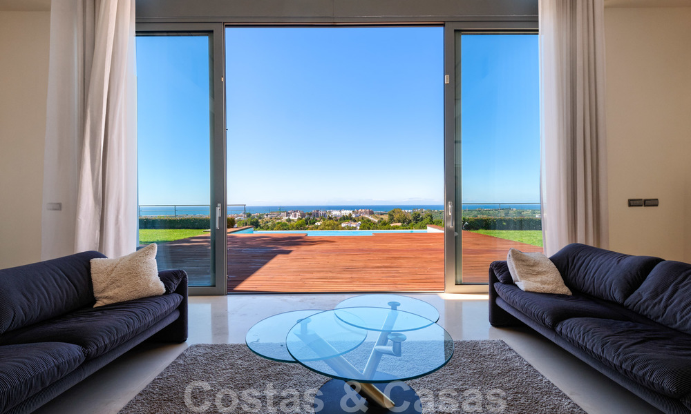 Moderna villa con vistas panorámicas al golf y al mar en venta en Los Flamingos Golf en Marbella - Benahavis 26021