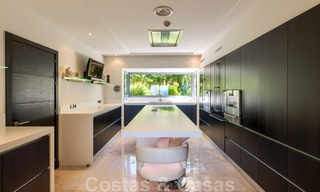 Moderna villa con vistas panorámicas al golf y al mar en venta en Los Flamingos Golf en Marbella - Benahavis 26022 