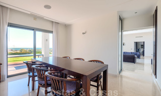 Moderna villa con vistas panorámicas al golf y al mar en venta en Los Flamingos Golf en Marbella - Benahavis 26025 