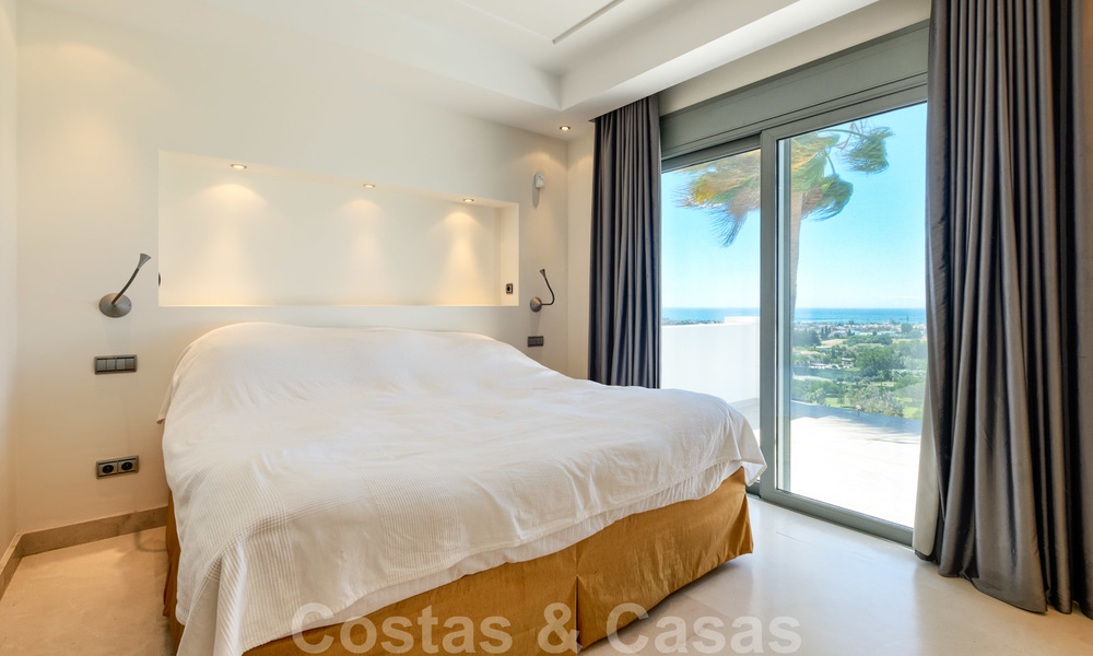 Moderna villa con vistas panorámicas al golf y al mar en venta en Los Flamingos Golf en Marbella - Benahavis 26041