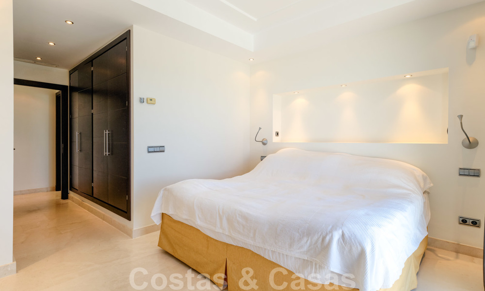 Moderna villa con vistas panorámicas al golf y al mar en venta en Los Flamingos Golf en Marbella - Benahavis 26043