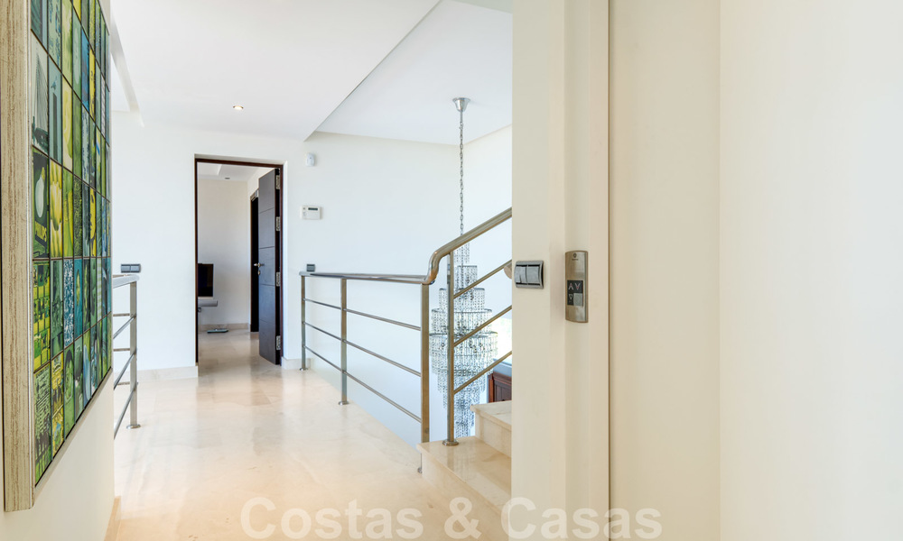 Moderna villa con vistas panorámicas al golf y al mar en venta en Los Flamingos Golf en Marbella - Benahavis 26045