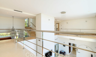Moderna villa con vistas panorámicas al golf y al mar en venta en Los Flamingos Golf en Marbella - Benahavis 26047 