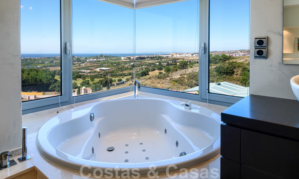 Moderna villa con vistas panorámicas al golf y al mar en venta en Los Flamingos Golf en Marbella - Benahavis 26051