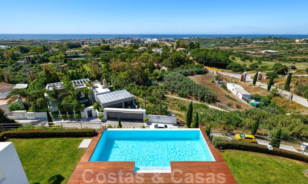Moderna villa con vistas panorámicas al golf y al mar en venta en Los Flamingos Golf en Marbella - Benahavis 26055