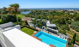 Moderna villa con vistas panorámicas al golf y al mar en venta en Los Flamingos Golf en Marbella - Benahavis 26056 