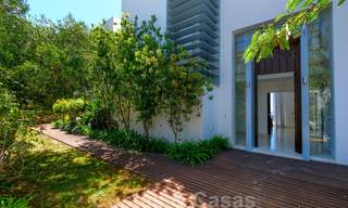 Moderna villa con vistas panorámicas al golf y al mar en venta en Los Flamingos Golf en Marbella - Benahavis 26057 