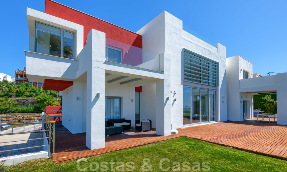 Moderna villa con vistas panorámicas al golf y al mar en venta en Los Flamingos Golf en Marbella - Benahavis 26060