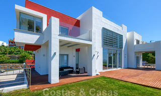 Moderna villa con vistas panorámicas al golf y al mar en venta en Los Flamingos Golf en Marbella - Benahavis 26060 