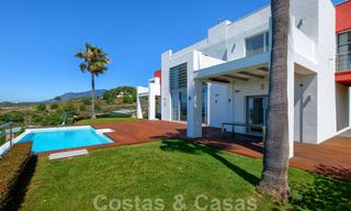 Moderna villa con vistas panorámicas al golf y al mar en venta en Los Flamingos Golf en Marbella - Benahavis 26061 
