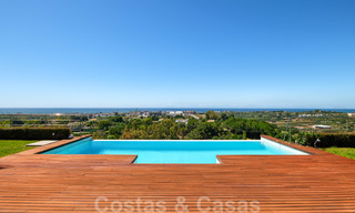 Moderna villa con vistas panorámicas al golf y al mar en venta en Los Flamingos Golf en Marbella - Benahavis 26062 