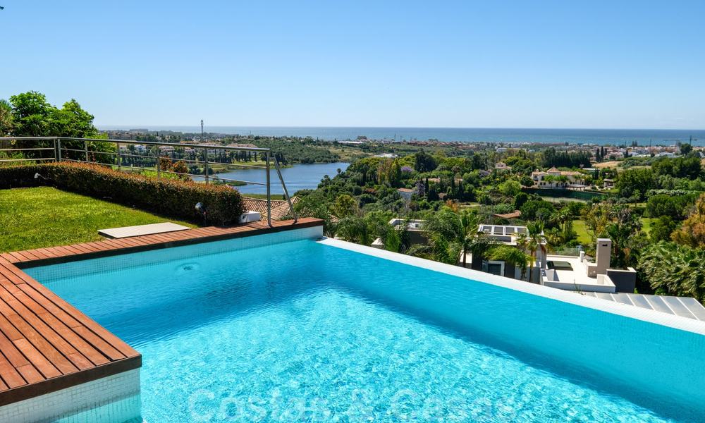 Moderna villa con vistas panorámicas al golf y al mar en venta en Los Flamingos Golf en Marbella - Benahavis 26063