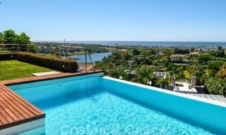 Moderna villa con vistas panorámicas al golf y al mar en venta en Los Flamingos Golf en Marbella - Benahavis 26063 