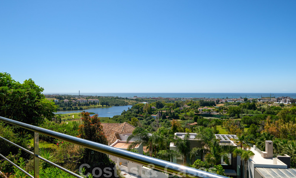 Moderna villa con vistas panorámicas al golf y al mar en venta en Los Flamingos Golf en Marbella - Benahavis 26065