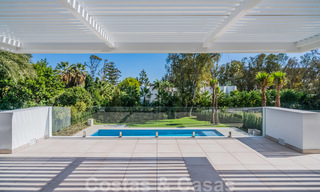 Moderna villa de playa lista para mudarse en venta, en la prestigiosa Guadalmina Baja en Marbella. 26067 