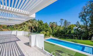Moderna villa de playa lista para mudarse en venta, en la prestigiosa Guadalmina Baja en Marbella. 26068 