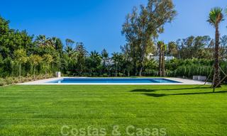 Moderna villa de playa lista para mudarse en venta, en la prestigiosa Guadalmina Baja en Marbella. 26069 